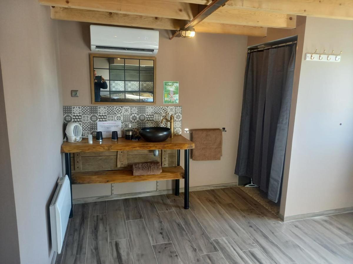Villa COSY-LOFT Industriel , jacuzzi , WIFI , 6 personnes max à Aigues-Vives  Extérieur photo