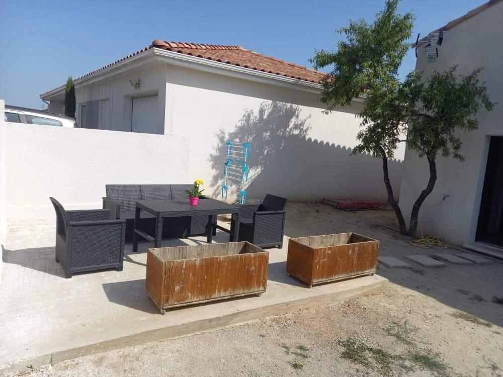 Villa COSY-LOFT Industriel , jacuzzi , WIFI , 6 personnes max à Aigues-Vives  Extérieur photo